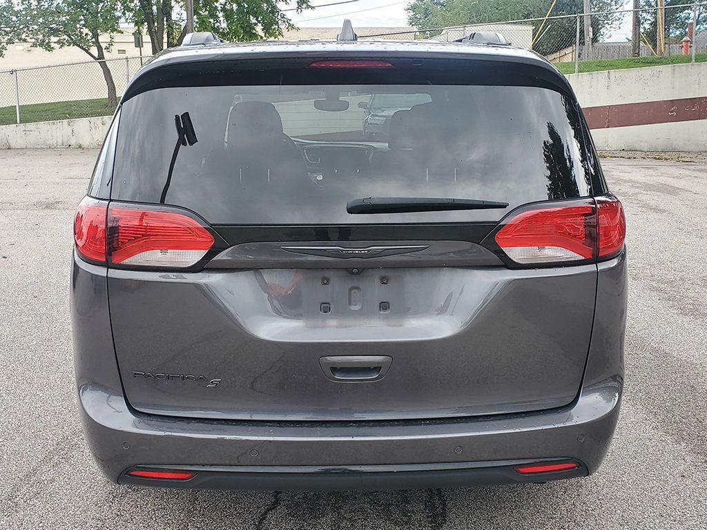 Used 2019 Chrysler Pacifica Touring-L w/ Premium Audio Group FWD image 4