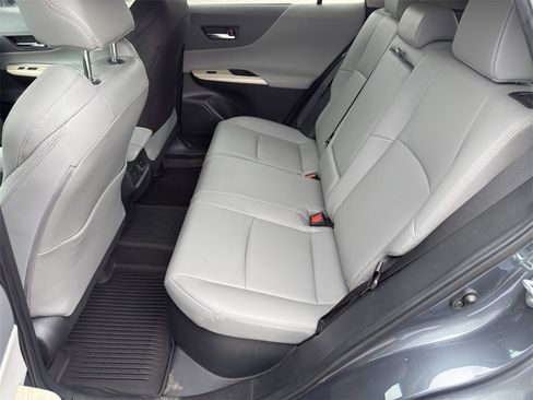 Used 2023 Toyota Venza XLE image 12