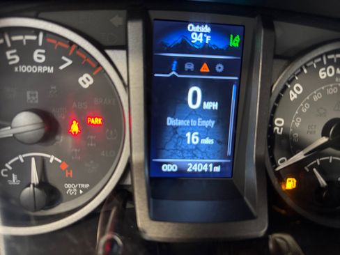 Certified 2022 Toyota Tacoma TRD Off-Road AWD/4WD image 11