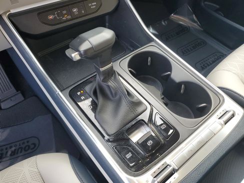 Certified 2025 Kia Carnival SX image 22