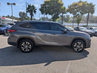 Used 2022 Toyota Highlander XLE AWD/4WD video 4