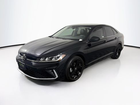 Used 2025 Volkswagen Jetta SE FWD image 3
