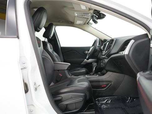 Used 2018 Jeep Cherokee Trailhawk w/ Cold Weather Group image 10