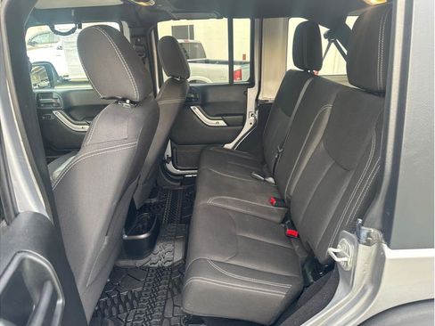 Used 2018 Jeep Wrangler Unlimited Rubicon w/ Connectivity Group image 24