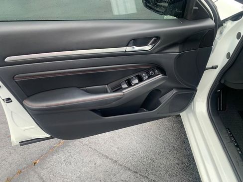 Used 2023 Nissan Altima 2.5 SR w/ SR Premium Package AWD/4WD image 9