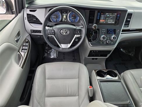 Used 2015 Toyota Sienna XLE Premium image 15
