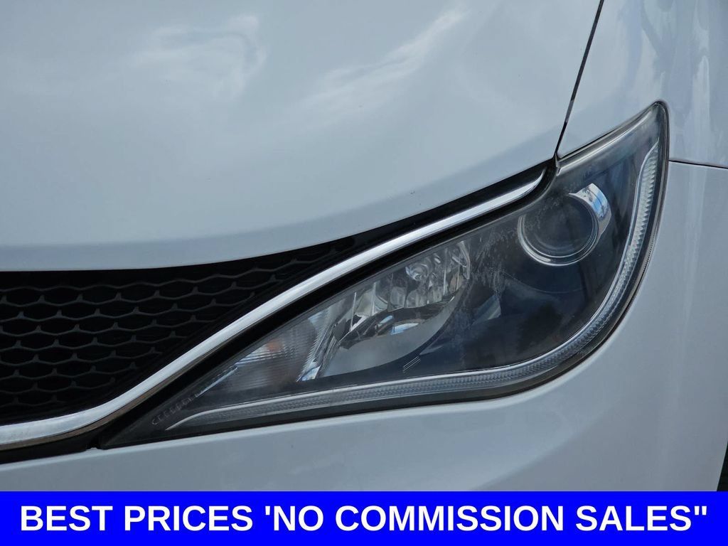 Used 2018 Chrysler Pacifica Touring-L FWD image 33