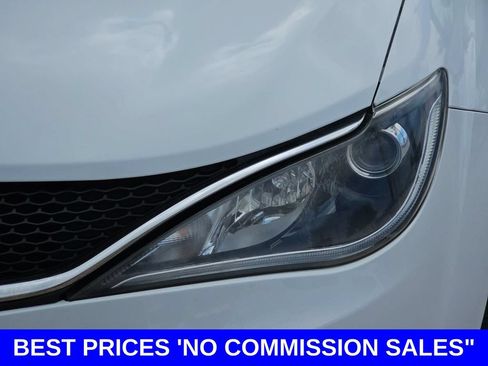 Used 2018 Chrysler Pacifica Touring-L FWD image 33