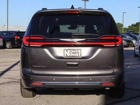 Used 2023 Chrysler Pacifica Limited FWD image 5