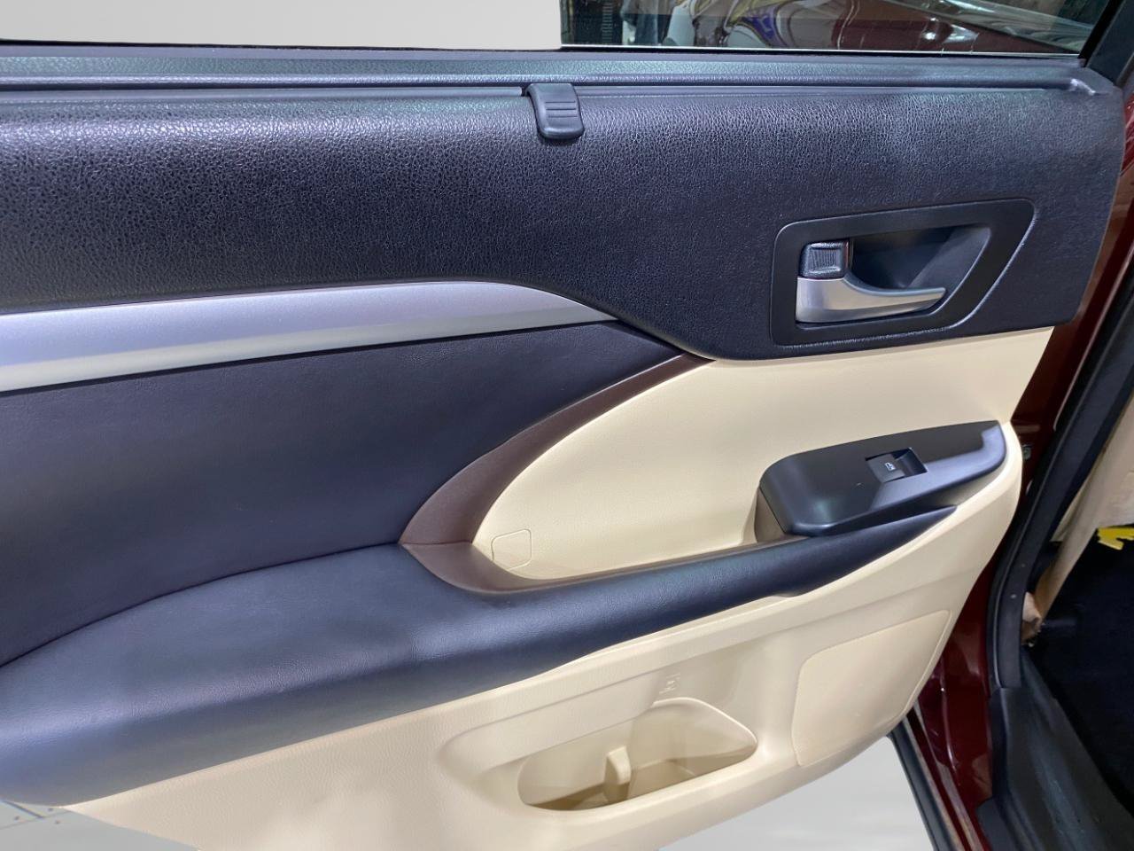 Used 2016 Toyota Highlander XLE AWD/4WD image 22