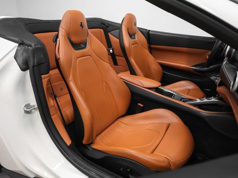 Certified 2019 Ferrari Portofino RWD image 23