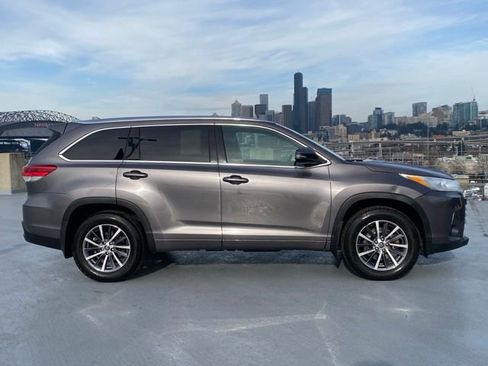 Used 2018 Toyota Highlander XLE image 2