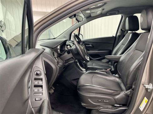 Used 2022 Chevrolet Trax LT w/ Sport Edition image 19