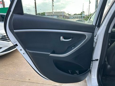 Used 2017 Hyundai Elantra GT FWD image 19