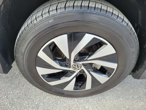 Used 2025 Volkswagen Tiguan S FWD image 9
