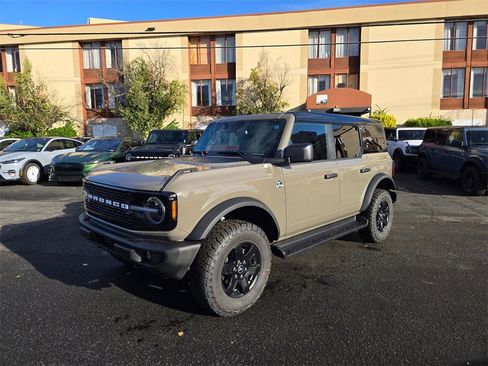 New 2025 Ford Bronco Outer Banks w/ Black Appearance Package image 1