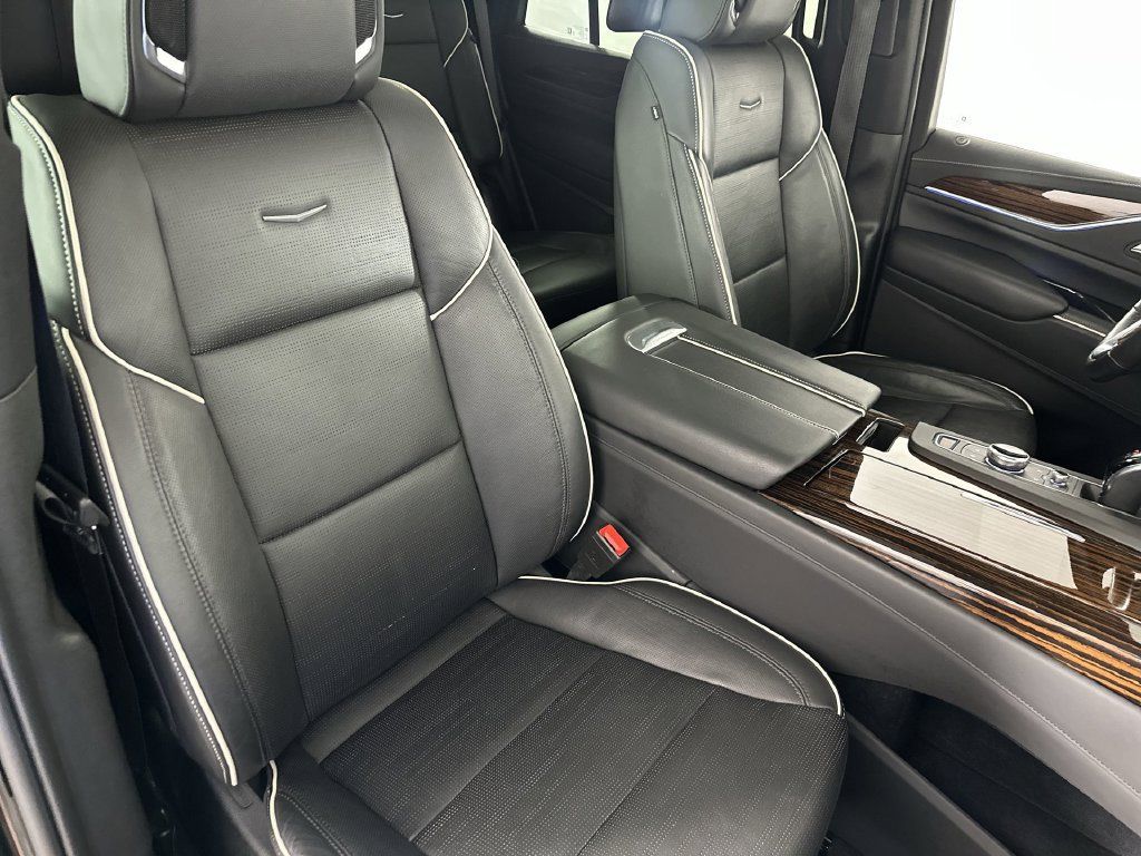 Used 2023 Cadillac Escalade Premium Luxury AWD/4WD image 32