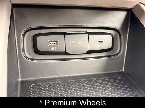 Certified 2025 Hyundai Venue SEL FWD image 23