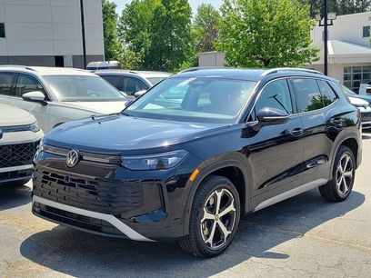 Used 2025 Volkswagen Tiguan SE w/ Panoramic Sunroof Package