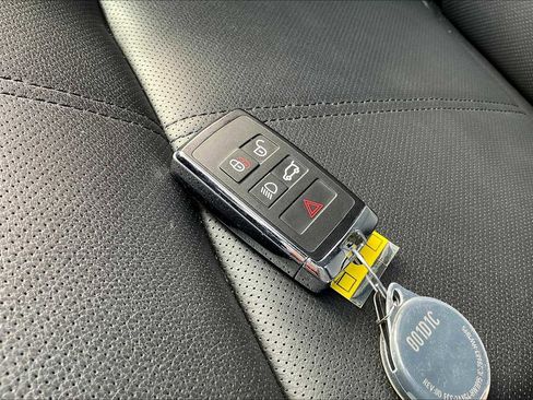 Used 2025 Land Rover Range Rover Velar Dynamic SE image 14