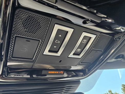 Certified 2025 Land Rover Range Rover Velar Dynamic SE image 33