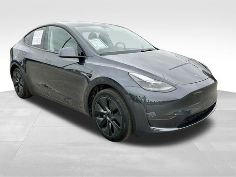 Used 2025 Tesla Model Y Long Range RWD image 3