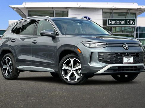 New 2025 Volkswagen Tiguan SE image 2