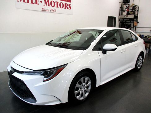 Used 2021 Toyota Corolla LE image 3