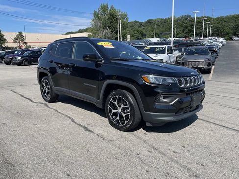 Used 2024 Jeep Compass Latitude AWD/4WD image 6