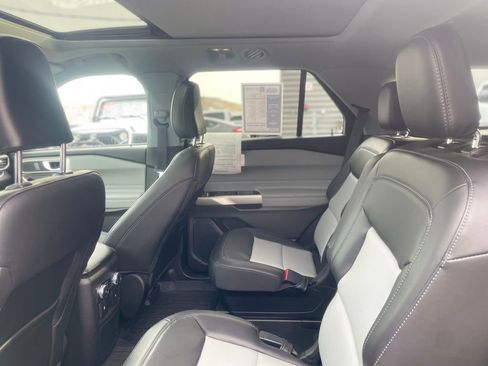 Used 2022 Ford Explorer XLT w/ Equipment Group 202A image 11