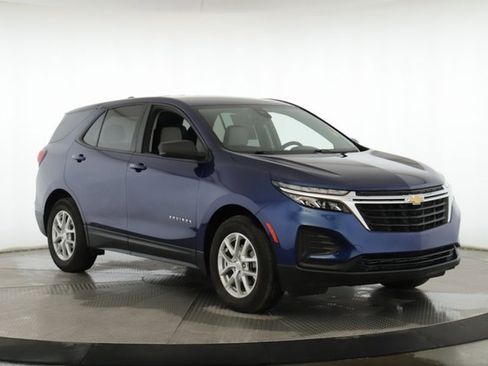 Used 2022 Chevrolet Equinox LS w/ LS Convenience Package image 2