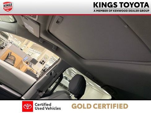 Used 2023 Toyota Sienna XLE FWD image 22
