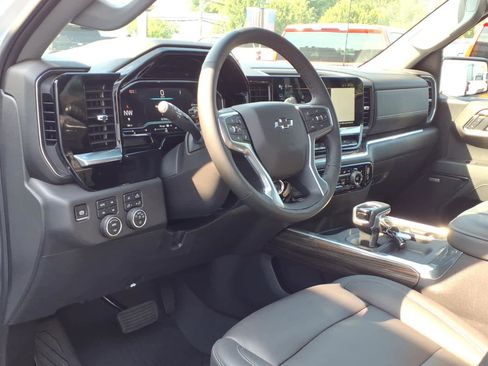 Used 2025 Chevrolet Silverado 1500 LT Trail Boss w/ LT Trail Boss Premium Package AWD/4WD image 9