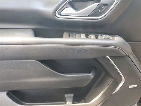 Used 2022 GMC Yukon SLT w/ SLT Premium Package image 16