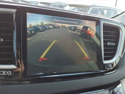 Used 2024 Chrysler Pacifica Touring-L image 13