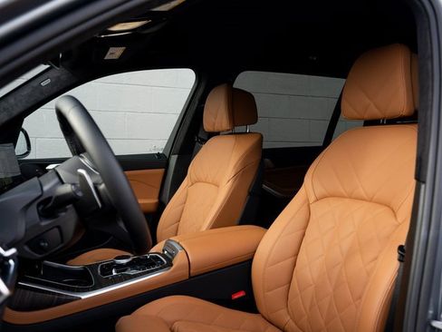Used 2025 BMW X7 xDrive40i w/ M Sport Package image 5