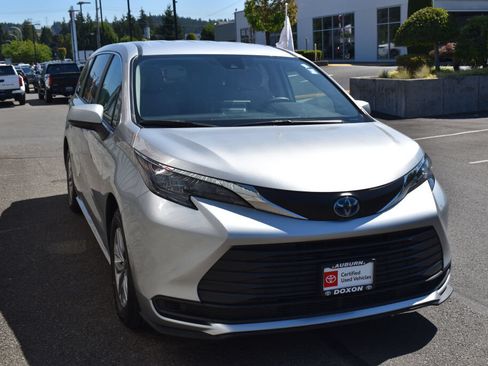 Certified 2024 Toyota Sienna LE AWD/4WD image 3