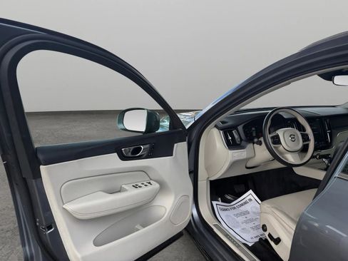 Used 2018 Volvo XC60 T5 Momentum w/ Vision Package AWD/4WD image 11