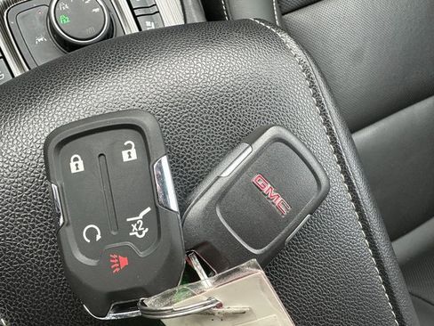 Used 2022 GMC Acadia SLT w/ Technology Package image 42