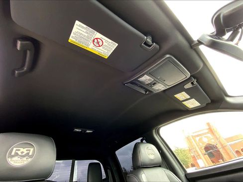 Used 2019 Nissan Titan SV w/ SV Convenience Package image 13