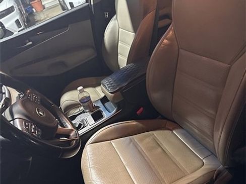 Used 2017 Kia Sorento LX w/ LX Convenience Package image 4