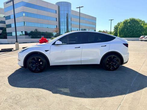 Used 2021 Tesla Model Y 2WD image 12