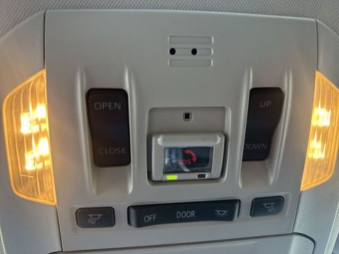 Used 2023 Toyota Highlander XLE AWD/4WD image 12