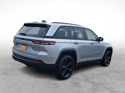 Used 2023 Jeep Grand Cherokee Altitude AWD/4WD image 5