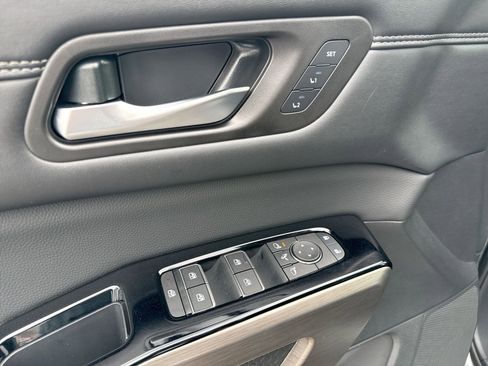 Used 2024 Nissan Pathfinder Platinum w/ Black Appearance Package image 15