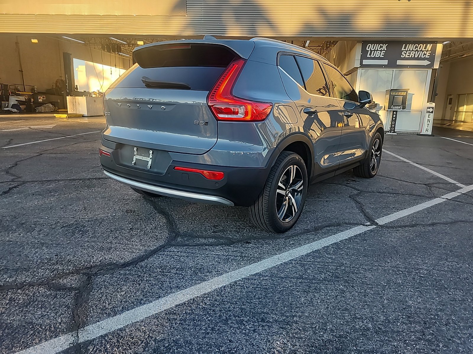 Used 2023 Volvo XC40 B5 Plus AWD/4WD image 3