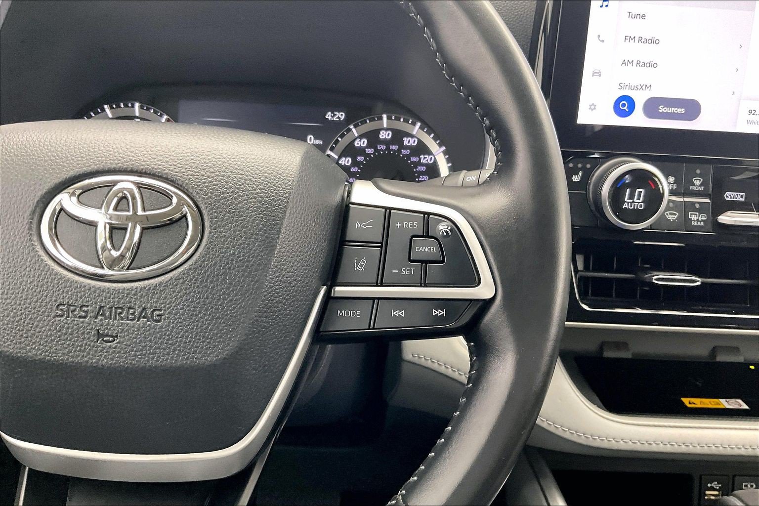 Used 2024 Toyota Highlander XLE FWD image 22