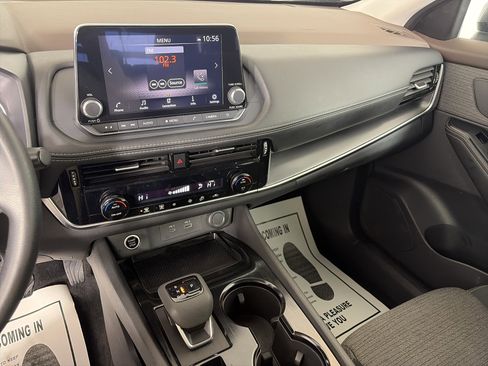 Used 2022 Nissan Rogue SV image 4