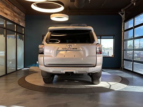 Used 2020 Toyota 4Runner SR5 AWD/4WD image 4