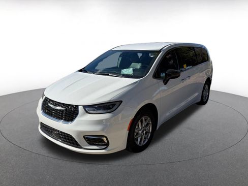 Used 2025 Chrysler Pacifica Select image 2